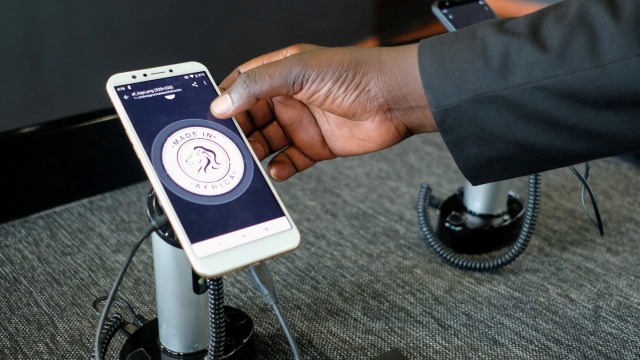 Seorang pekerja mengoperasikan smartphone Mara X saat peluncuran oleh Grup Mara Rwanda di Kigali, Rwanda. Foto: REUTERS / Jean Bizimana