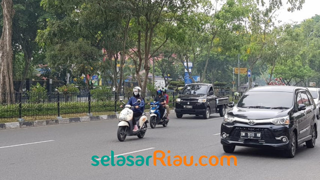 PENGENDARA roda dua dan empat melintas di Jalan Sudirman, Pekanbaru. (Ilustrasi)