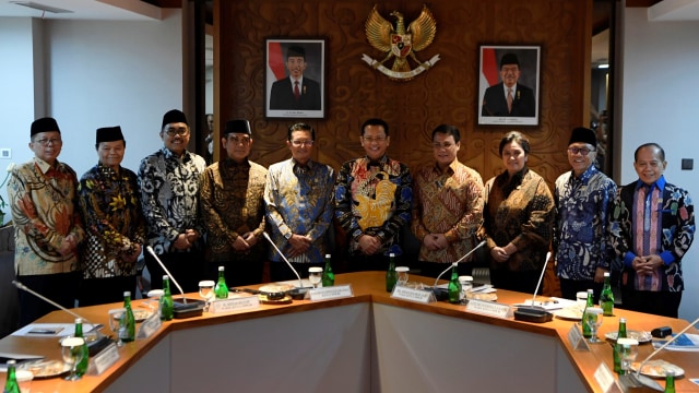 Pimpinan MPR RI foto bersama usai rapat perdana pimpinpan MPR periode 2019-2024 di Gedung Nusantara III, Kompleks Parlemen Senayan, Jakarta. Foto: ANTARA FOTO/Puspa Perwitasari