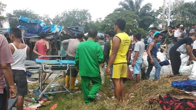 Bus PMTOH membawa 23 penumpang alami kecelakaan di Jalan Lintas Tengah Kiliran Jao-Teluk Kuantan, Kabupaten Kuantan Singingi. Foto: Kapolsek Kuantan Mudik