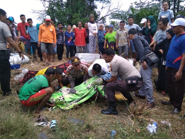 Proses evakuasi  korban kecelakaan di Jalan Lintas Tengah Kiliran Jao-Teluk Kuantan, Kabupaten Kuantan Singingi Riau. Foto: Selasar Riau