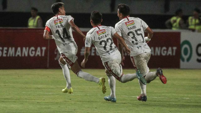 Fadil Sausu bersama para pemain Bali United merayakan gol ke gawang Persebaya Surabaya. Foto: Dok. Media  Bali United