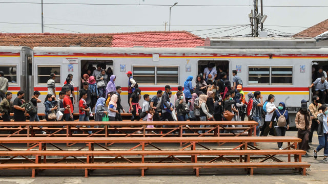Penumpang turun dari gerbong KRL Jabodetabek di Stasiun Manggarai, Jakarta, Rabu (9/10/2019). Foto: ANTARA FOTO/Muhammad Adimaja