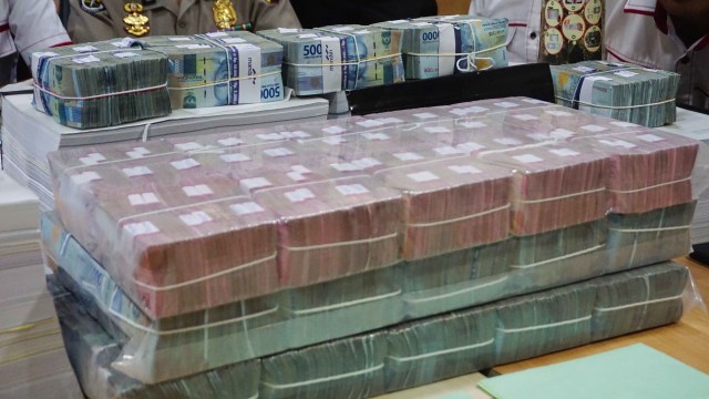 Kepolisian Daerah (Polda) Aceh menyita uang milik negara sebesar 4.3 miliar, dari hasil temuan dugaan kasus tindak pidana korupsi. Foto: Zuhri Noviandi/kumparan