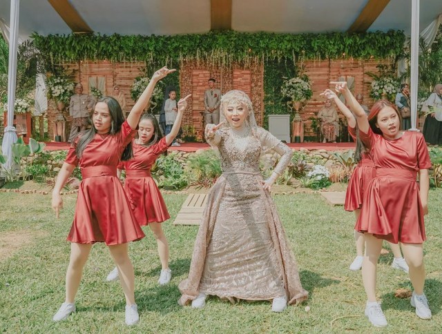 Seorang pengantin perempuan viral setelah videonya menari K-Pop dalam acara pesta pernikahannya. (Foto: Instagram @hani_marya)