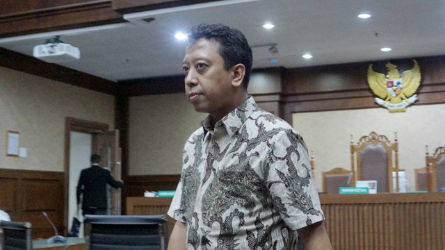 Anggota DPR sekaligus mantan Ketua Umum PPP Muhammad Romahurmuziy atau Romy jalani sidang putusan sela di Pengadilan Tipikor Jakarta, Rabu (9/10/2019). Foto: Helmi Afandi/kumparan