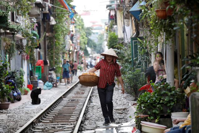 Wisatawan Tolak Penutupan Rel Kereta Instagramable di Hanoi, Vietnam (97941)