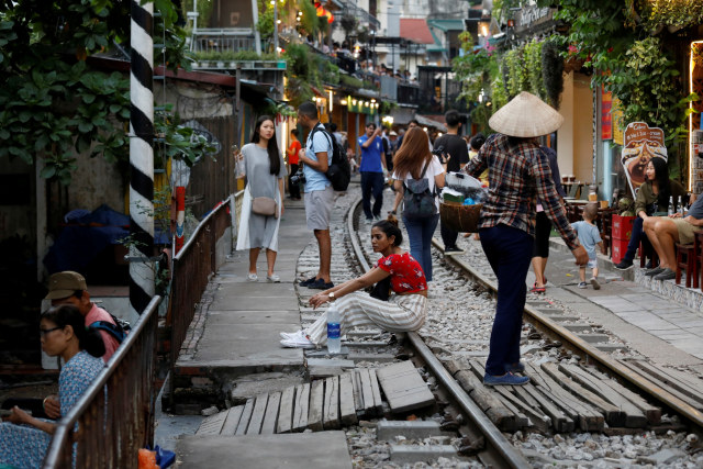 Wisatawan Tolak Penutupan Rel Kereta Instagramable di Hanoi, Vietnam (97940)