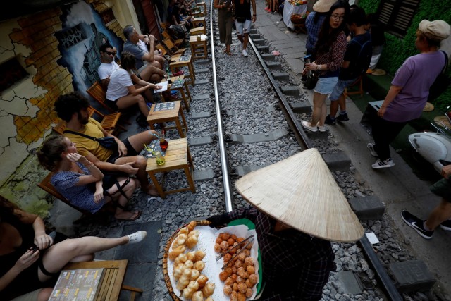 Wisatawan Tolak Penutupan Rel Kereta Instagramable di Hanoi, Vietnam (97937)