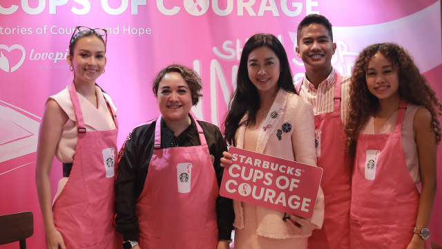 (Kiri-Kanan) Karina Nadila (Miss Pariwisata Indonesia 2017), Samantha Barbara, Liryawati, Rama Widi, serta Agnes Oryza dalam konferensi Starbucks Cups of Courage, Jakarta, Selasa (8/10). Foto: Starbucks Indonesia