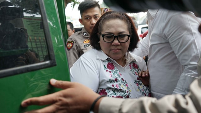Komedian Nunung saat hadir menjalani sidang di Pengadilan Negeri Jakarta Selatan, Jakarta, Rabu, (9/10)