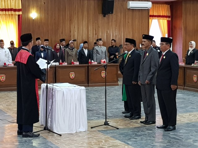 Ketua Pengadilan Pangkalan Bun memimpin proses pengambilan sumpah janji Ketua dan Wakil Ketua DPRD Kobar. (Foto: Joko Hardyono)