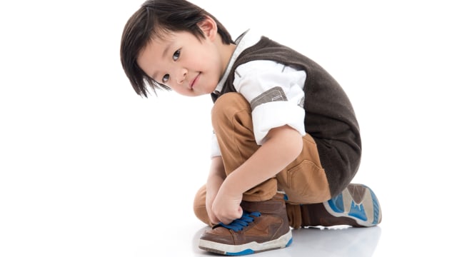 Ilustrasi anak ikat tali sepatu sendiri. Foto: Shutterstock