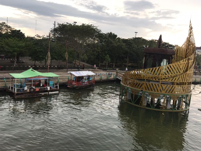 Sungai Kapuas yang jernih menjadi menjadi pemandangan unik bagi warga, karena biasanya air Sungai Kapuas bewarna kecoklatan dan keruh. Foto: Teri/Hi!Pontianak 