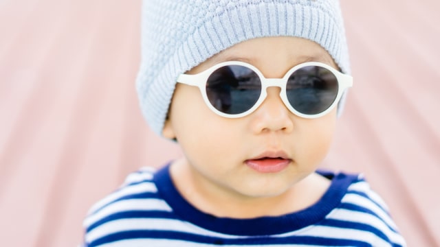 Ilustrasi bayi menggunakan kacamata hitamFoto: Shutterstock