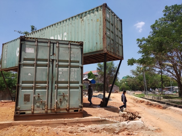 Dua kontainer yang disulap jadi perpustakaan buku di Taman Kamboja, Banjarmasin pada Rabu (9/10/2019). Foto: Syahbani/banjarhits.id