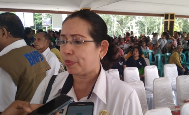 Kepala Dinas Kesehatan kota Ambon Wendy Pelupessy, saat memberikan keterangan di Lapangan Merdeka Ambon terkait kondisi kesehatan pengungsi akibat gempa, Rabu,(9/10). (Foto: ambonnesia)