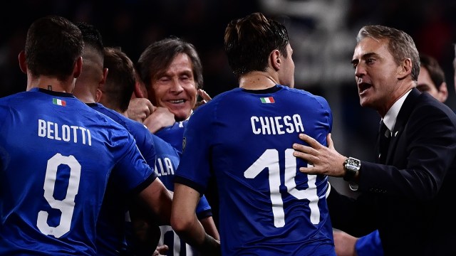 Roberto Mancini merayakan gol bersama pemain-pemain Timnas Italia. Foto: AFP/Marco Bertorello