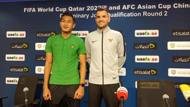 Pemain Timnas Indonesia, Hansamu Yama (kiri), dalam sesi jumpa pers sebelum bersua Uni Emirat Arab di laga Kualifikasi Piala Dunia 2022. Foto: Dok. PSSI