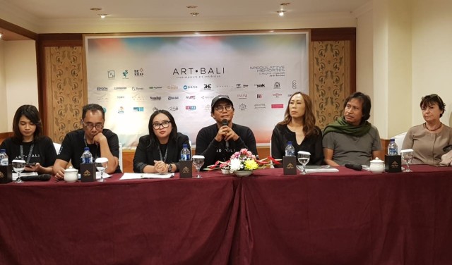 Heri Pemad (tengah) saat menjelaskan konsep ART Bali di sesi jumpa pers, Rabu (8/10) - kanalbali