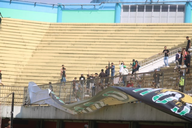Kericuhan Suporter Warnai Laga Tim Putri Persija vs Persib di Sleman (236412)