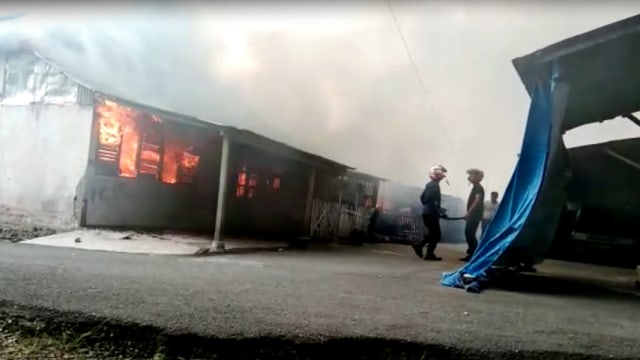 Asrama Brimob Padang Panjang terbakar (Foto: Istimewa)