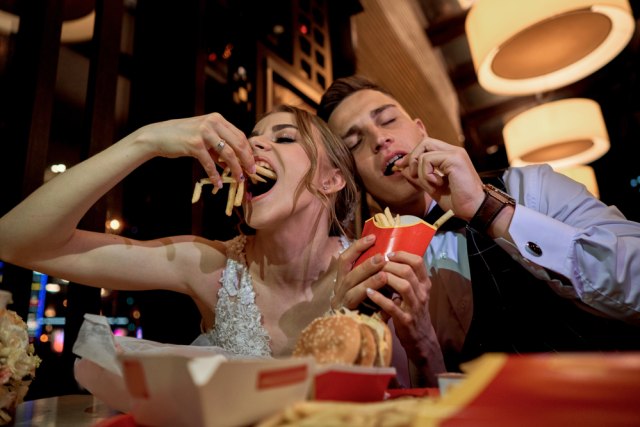 Ilustrasi kencan di McDonald's Foto: Shutterstock/Aleksandr Lupin