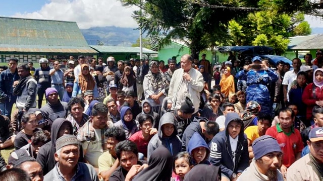 Wakil Gubernur Sumatera Barat, Nasrul Abit, ketika berkunjung memastikan keadaan perantau Sumbar di Wamena pasca-kericuhan yang terjadi di daerah itu (Foto: Humas Pemprov Sumbar)