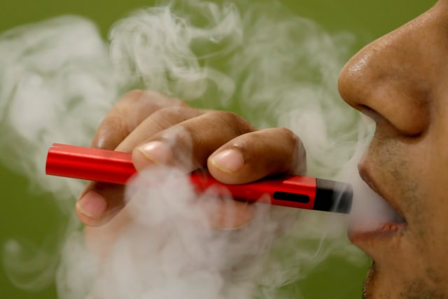 Ilustrasi vape. Foto: REUTERS/Adnan Abidi