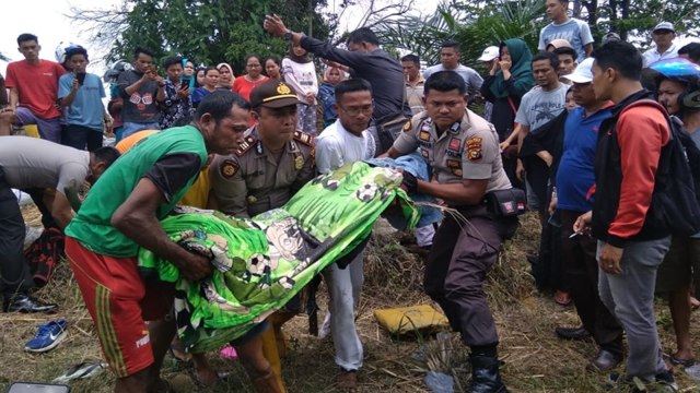 EvakuasiI jenazah korban tergulingnya bus PMTOH di Desa Kasang, Kuantang Tengah, Kuantan Singingi (Kuansing), Rabu (9/10). 