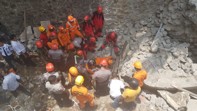 Evakuasi 2 pekerja proek Talud di Timur RSUD Sleman, Rabu (9/10). Foto: erl.