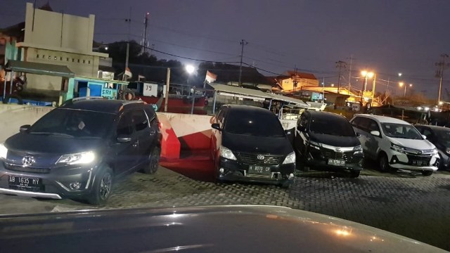 Delapan mobil rental di Pelabuhan Tanjung Emas Semarang yang berhasil digagalkan Kepolisian Kawasan Pelabuhan Tanjung Emas (KPTE) Semarang. Foto: Dok. Istimewa