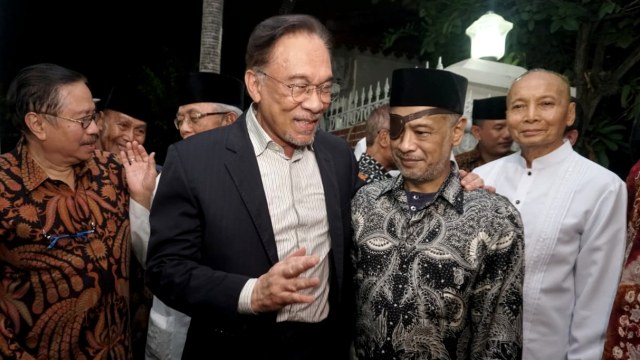 Dato Anwar Ibrahim disambut Thariq Habibie saat tiba di kediaman BJ Habibie di Patra Kuningan, Jakarta Selatan. Foto: Iqbal Firdaus/kumparan