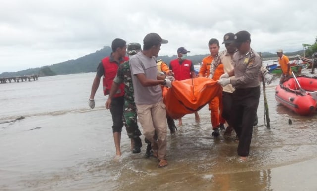 Tim SAR Gabungan mengevakuasi korban tenggelam yang ditemukan dalam keadaan meninggal dunia di Kuala Panga, Aceh Jaya, Rabu (9/10). Foto: Dok. SAR Banda Aceh