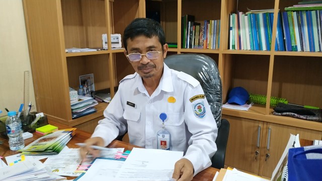 Kepala Dinas Pendidikan dan Kebudayaan, Bangka Selatan Sumadi. Saat dikonfirmasi awak media. (MD4/Babelhits)