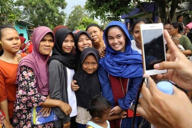 Farah Puteri Nahlia berfoto dengan warga. Foto: Facebook/@Farah Puteri Nahlia