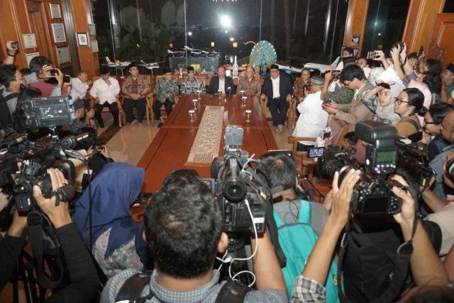Dato Anwar Ibrahim dan Thariq Habibie bertemu awak media saat berkunjung ke rumah mendiang BJ Habibie