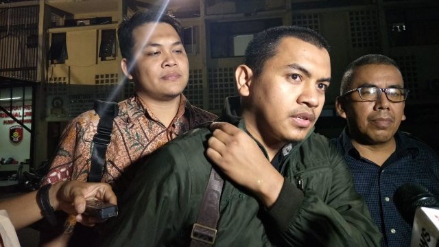 Kuasa hukum Munarman, Aziz Yanuar di Polda Metro Jaya, Jakarta Selatan, Rabu (9/10). Foto: Fachrul Irwinsyah/kumparan
