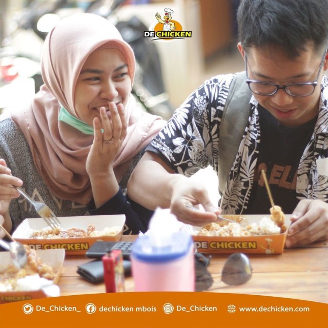 Para anak muda menikmati makan gratis di De Chicken, Cabang Dinoyo, Kota Malang. Foto dokumen. 