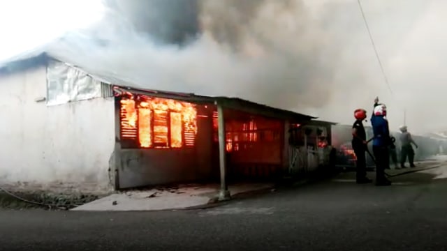 Asrama Brimob Padang Panjang terbakar (Foto: Istimewa)