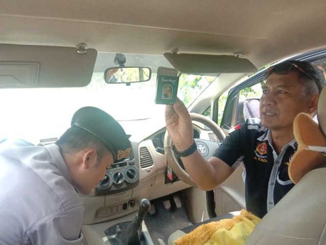 Polisi menemukan tisu magic di dalam mobil oknum anggota DPRD Kapuas saat operasi antik. (Foto: Arnoldus)