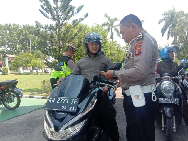 Anggota polisi turut ikut terjaring razia kelengkapan kendaraan. (Foto: Arnoldus)