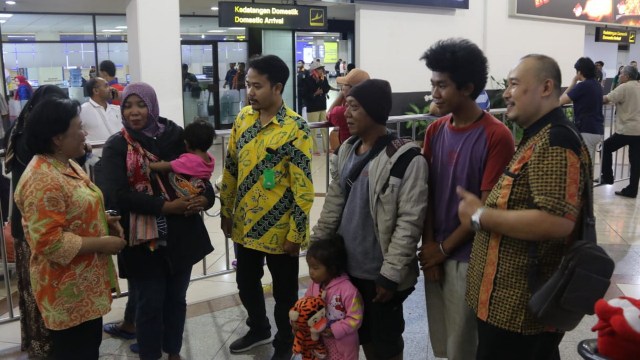 Lima orang warga Kabupaten Blora yang tinggal di Wamena Papua, saat tiba di Bandara Juanda Surabaya dan dijemput Pemkab Blora. hari ini Rabu (09/10/2019)