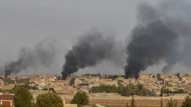 Kepulan asap di Ras Al-Ain, wilayah Suriah yang berbatasan dengan Turki. Foto: Reuters