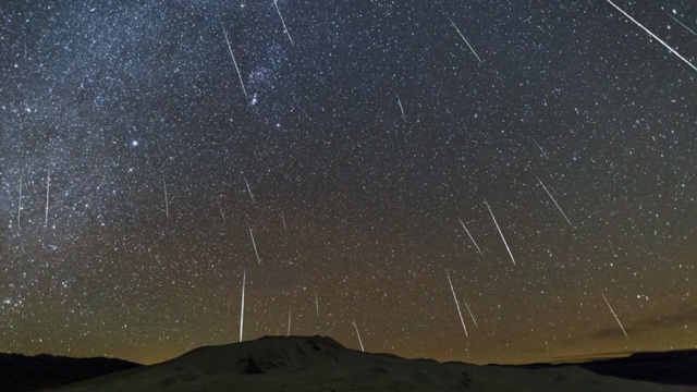 Foto: Meteor adalah batuan luar angkasa yang jatuh menabrak atmosfer bumi