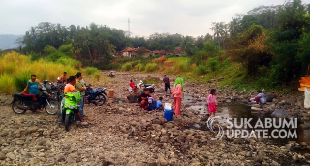 Warga Kampung Tegalnyampai, Desa Loji, Kecamatan Simpenan, Kabupaten Sukabumi saat antri mengambil air bersih di Sungai Cidadap, Rabu (9/10/2019). | Sumber Foto:Nandi.
