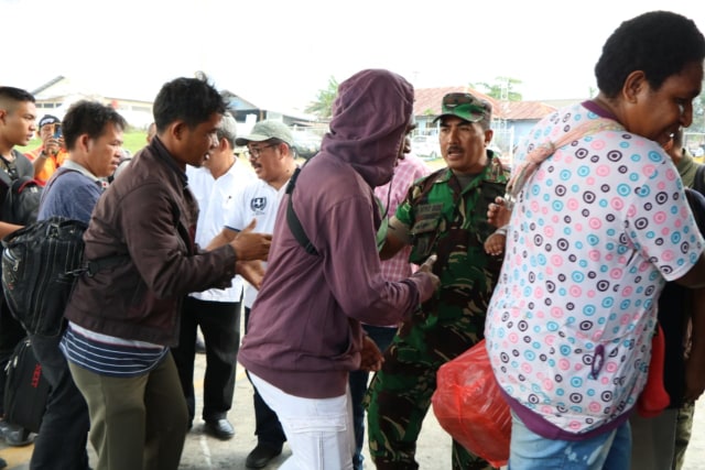 87 orang pengungsi asal Sumatera Utara  kembali ke Wamena. (Dok: Lanud SIlas Papare) 