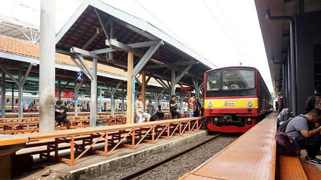 Suasana saat Kereta Commuter tiba di Stasiun Manggarai. Foto: Nugroho Sejati/kumparan