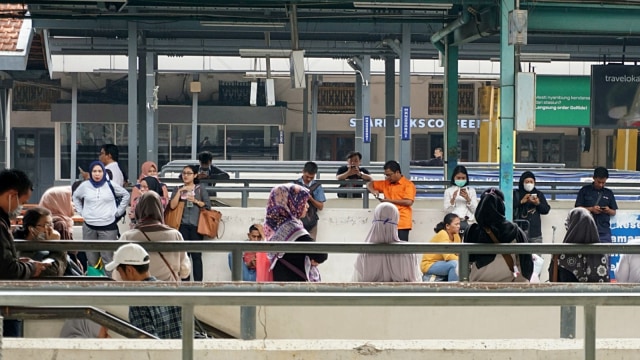 Suasana para penumpang Kereta Commuter di Stasiun Manggarai. Foto: Nugroho Sejati/kumparan