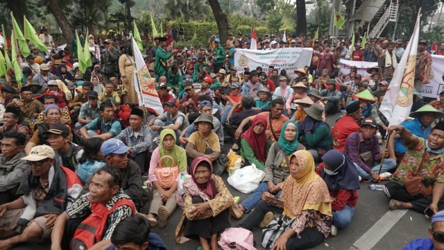 Para petani menyampaikan aspirasi dengan berunjuk rasa di kawasan Istana Merdeka, Jakarta, Kamis (10/10/2019). Foto: Iqbal Firdaus/kumparan